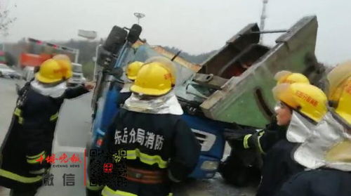 十堰惊魂 巨型重物压垮货车驾驶室，侥幸余生司机一句震颤人心之语，警官毅然坚守。