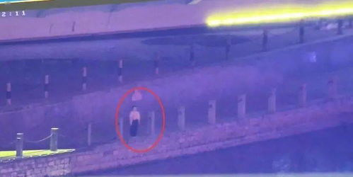惊险！滕州解放大桥一小女孩欲跳河轻生，警方紧急出动挽救生命