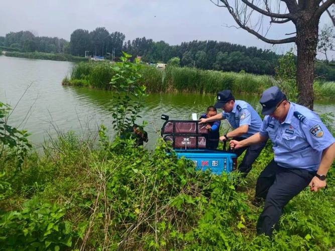 接警后,民警辅警迅速准备好救援装备驱车赶赴事发地点
